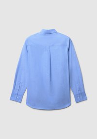 Helles blaues Langarmshirt aus weichem Stoff. Verfügt über einen Rückenschlitz, einen Kragen und knöpfbare Bündchen. Glatte Textur, lässiges Design.