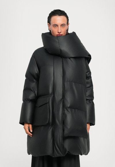 Czarna puchowa kurtka z wysokim kołnierzem, w oversize'owym kroju, z błyszczącą fakturą i przednią kieszenią. Posiada szerokie rękawy oraz pikowany design.