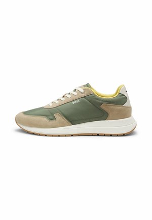Sneaker met een laag profiel met groene en beige panelen, witte veters, een gele gevoerde kraag en een witte zool met een bruin profiel, met het merk "BOSS" aan de zijkant.