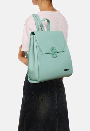 Zaino in ecopelle verde menta con un design strutturato, chiusura a patta, dettaglio del logo impresso e spallacci regolabili.