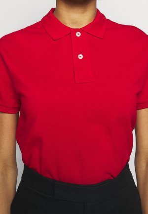 Rood poloshirt met korte mouwen en een klassieke kraag, voorzien van twee contrasterende witte knopen en een gladde, textuurrijke stof.