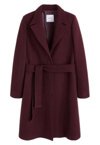 Long manteau en laine bordeaux avec larges revers, trois boutons à l'avant et ceinture assortie en tissu nouée à la taille, présenté sur fond blanc.