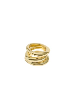 Anello d'oro con tre anelli intrecciati, con bordi lisci e arrotondati e una finitura lucida, che riflette la luce in vari angoli.