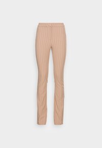 Calças bege de corte slim com padrão de riscas, apresentando uma textura suave, cintura elástica e pernas retas.