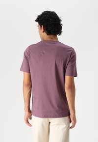 Lyle & Scott Paprasti marškinėliai - highland mauve