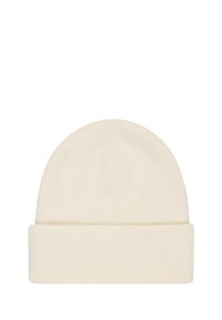 Crèmegebreide beanie gemaakt van zacht materiaal, met een opgerolde boord en een gladde textuur met subtiel ribbelpatroon.