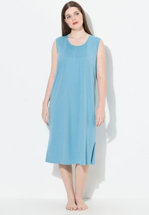 Un vestito senza maniche, lungo fino al ginocchio, in tessuto azzurro chiaro con dettagli plissettati sul collo e uno spacco laterale per facilitare il movimento.