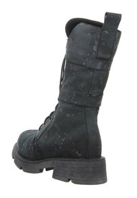 Schwarze Kampfstiefel mit runder Spitze, Schnürung vorne und strukturiertem Obermaterial mit weißen Spritzmustern sowie robuster Gummisohle.
