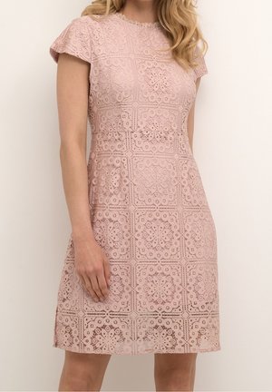 Robe en dentelle rose clair avec de courtes manches, présentant un design à motifs et une finition texturée, longueur genou avec une légère silhouette en A.