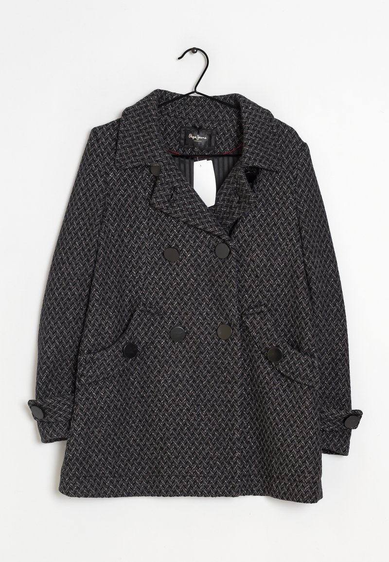 Abrigo gris texturizado con un patrón de espiga, de doble botonadura, grandes botones negros y bolsillos laterales. Presenta un cuello con muesca y mangas largas.