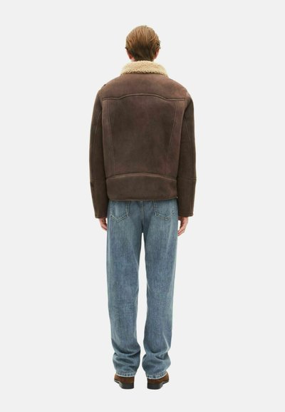 Chaqueta con cuello de borrego marrón, de acabado suave y texturizado. Presenta un diseño corto y detalles de costura sutiles en la parte posterior.