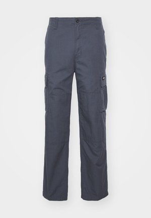 Pantaloni cargo in un tessuto grigio scuro, caratterizzati da gambe ampie, multiple tasche laterali e una chiusura a bottone in vita. Tessuto liscio e design robusto.