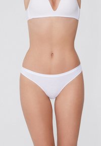 Weiße Baumwoll-Bikini-Unterwäsche mit tief sitzendem Schnitt, elastischem Bund und minimalistischem Design. Glatte Textur ohne sichtbare Muster.