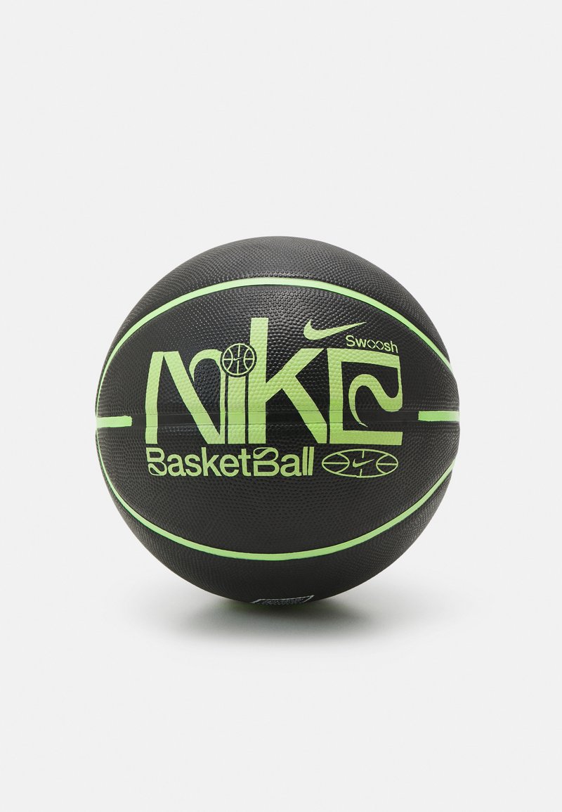 Palla da basket nera con lettering verde che riporta "Nike" e "BasketBall", inclusa una superficie texturizzata e accenti verdi a contrasto.