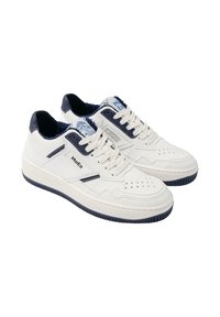 Witte sneakers met marineblauwe accenten, van leer en textiel, geperforeerde details, platte veters en een gestructureerde rubberen zool.