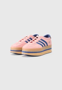 adidas Originals GAZELLE STACK - Sportbačiai - glow pink/victory blue/gum