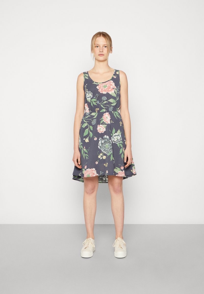 Vestido de verão floral em azul-escuro com padrões botânicos em rosa e verde, design sem mangas, cintura ajustada e saia rodada.