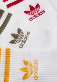 adidas Originals CREW  3 PACK - Ponožky - white/olive strata/preloved yellow/team victory red