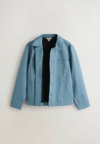 Veste bleu clair en tissu texturé, avec un col à revers, deux poches avant et une fermeture à boutons.