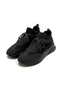 Zapatillas deportivas negras con una combinación de materiales lisos y texturizados. Sus características incluyen un diseño con cordones y una suela gruesa y acolchada.