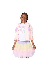 Ανοιχτό ροζ τζιν μπουφάν με παγιέτες, λευκό μπλουζάκι με πολύχρωμο κείμενο και φούστα από στρώσεις τούλι σε παστέλ αποχρώσεις: ροζ, κίτρινο, μωβ.