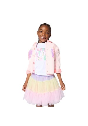 Ανοιχτό ροζ τζιν μπουφάν με παγιέτες, λευκό μπλουζάκι με πολύχρωμο κείμενο και φούστα από στρώσεις τούλι σε παστέλ αποχρώσεις: ροζ, κίτρινο, μωβ.