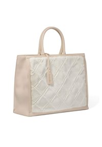 Beige leren handtas met een getextureerd, gewatteerd wit nepbontpaneel, dubbele handvatten en een klein labeldetail. Rechthoekige vorm.