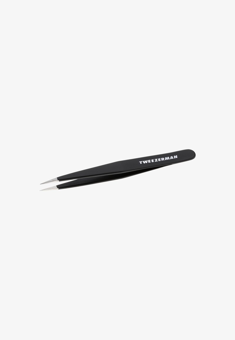Sorte Tweezerman pincet med skrå spidser og spidse metalliske ender på en ensfarvet hvid baggrund.