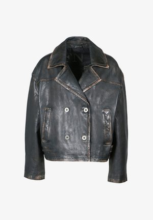 Zwarte korte leren jas met brede revers, dubbele knoopsluiting en twee voorzakken, vervaagde details aan de randen.