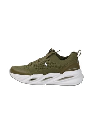 Baskets de sport vert olive avec empeigne en mesh, semelle blanche épaisse et sculptée, design à lacets et texte Swiss Engineering sur le talon.