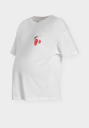 Witte zwangerschapst-shirt met korte mouwen, ronde hals en kleine afbeelding van drie rode kersen met een bruine steel op de borst.