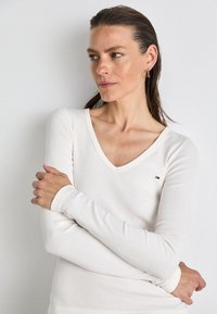 Tommy Jeans SLIM ESSENTIAL - Pitkähihainen paita - ancient white