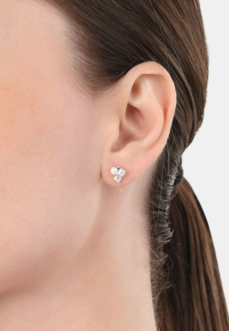Pendientes de aro de plata esterlina que presentan un cristal rectangular y una pequeña perla, exhibiendo un diseño elegante y minimalista.