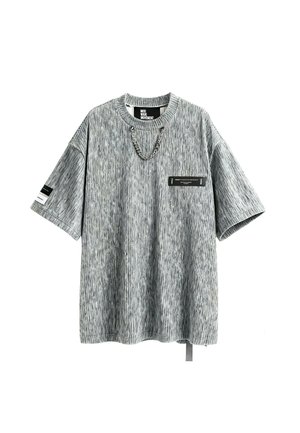 Camiseta de gran tamaño en gris con estampado, hecha de un tejido texturizado, con mangas cortas, cuello redondo, un acento de cadena y un pequeño bolsillo en el pecho.