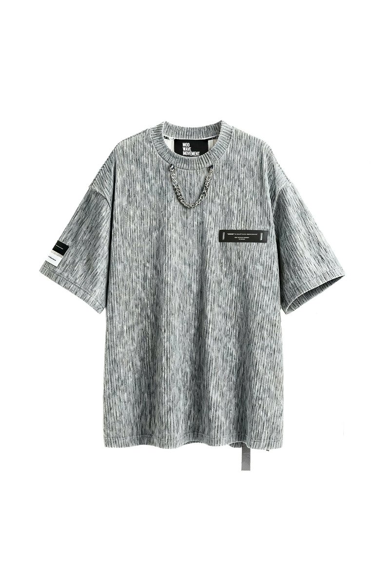Camiseta de gran tamaño en gris con estampado, hecha de un tejido texturizado, con mangas cortas, cuello redondo, un acento de cadena y un pequeño bolsillo en el pecho.