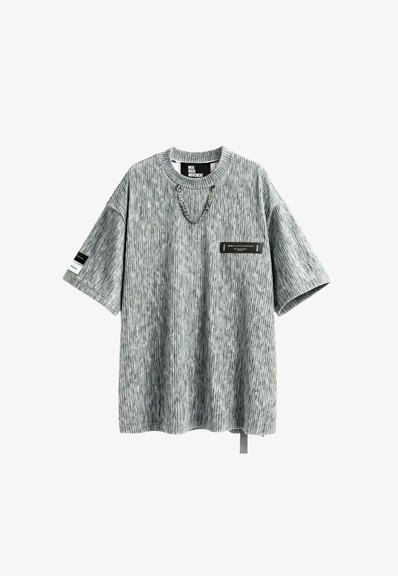 Camiseta de gran tamaño en gris con estampado, hecha de un tejido texturizado, con mangas cortas, cuello redondo, un acento de cadena y un pequeño bolsillo en el pecho.