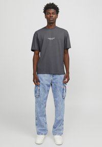 Jack & Jones JORVESTERBRO CREW NECK - Printtipaita - iron gate