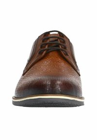 Braune Lederschuhe mit strukturierten Oberflächen, ausgestattet mit sechs schwarzen Schnürösen, einer weißen Zwischensohle und einer schwarzen Gummisohle.