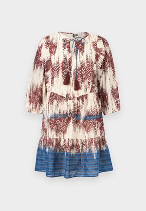 Langärmeliges Boho-Kleid mit roten und weißen geometrischen Mustern, blauem Saumrand und Quastenbändern am runden Ausschnitt.