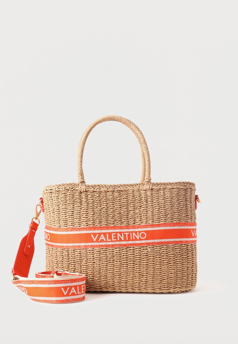Πλεκτή τσάντα ώμου από άχυρο με στρογγυλεμένες λαβές, διακοσμημένη με πορτοκαλί ταινία με το λογότυπο Valentino και ταιριαστή αποσπώμενη ρυθμιζόμενη τιράντα.