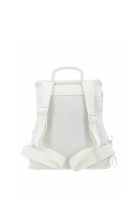 Sac à dos en tissu blanc avec bretelles réglables et une poignée en plastique sur le dessus, vu de dos sur un fond blanc.