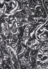 Schwarzer Stoff mit komplexen, weißen, tatoo-artigen Prints, die Schädel, Rosen, Schiffe und andere Motive zeigen. Glatte Textur mit einem subtilen Glanz.