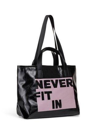 Zwarte glanzende totebag met twee korte handvatten en een lange schouderband, met dikke zwarte letters "NEVER FIT IN" op een groot roze vierkant.
