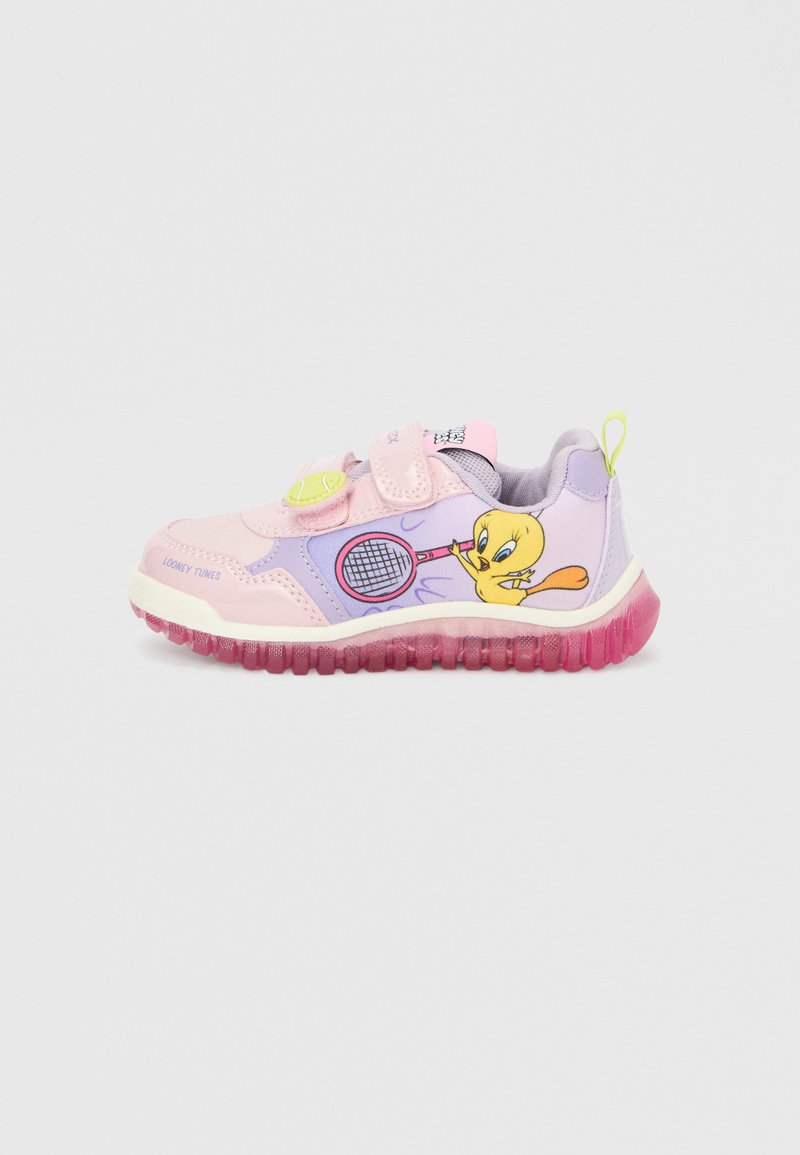 Παιδικό αθλητικό παπουτσάκι σε ροζ και μωβ χρώμα με κίτρινο ήρωα Tweety Bird που κρατά ρακέτα του τένις στο πλάι, λουράκια με βέλκρο και διαφανές ροζ πέλμα.