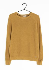 Pull en maille côtelée jaune moutarde avec un col rond et des manches longues, présentant un accent logo sur l'ourlet en bas à droite.