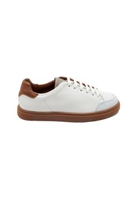 Weiße Leder-Sneaker mit braunen Lederelementen. Abgerundete Spitze, Schnürdesign und strukturierten braunen Gummisohle. Minimalistischer Stil.