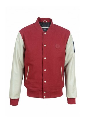 Rode varsityjack met crèmekleurige leren mouwen, witte drukkers, zijzakken en een ronde logopatch op de borst.