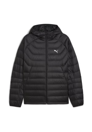 Schwarze leichte Daunenjacke mit Kapuze, durchgehendem Reißverschluss, zwei seitlichen Taschen und weißem Puma-Logo auf der linken Brust.