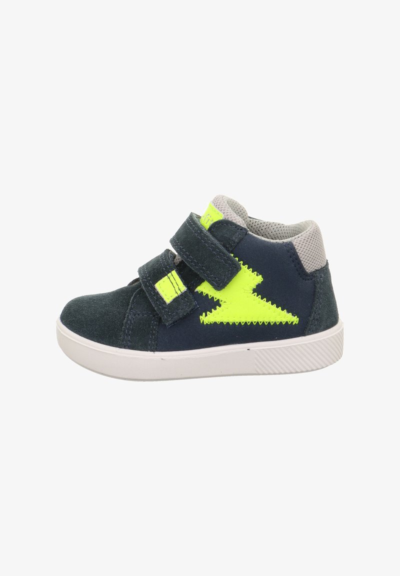 Hochschnitt Sneaker aus navyblauem Wildleder mit einem neon-gelben Zickzack-Akzent. Verfügt über Klettverschlussriemen und eine weiße Gummisohle mit strukturierten Kanten.