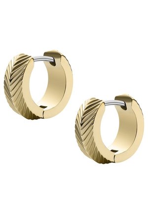 Paire de petites boucles d'oreilles créoles en or avec un motif strié diagonal et une attache à tige en argent sur fond blanc.